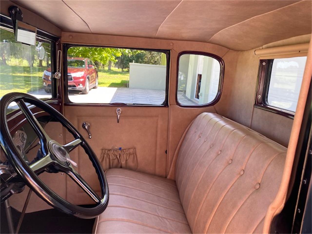 Ford-5-window-coupe-1931-Black-Tan-4