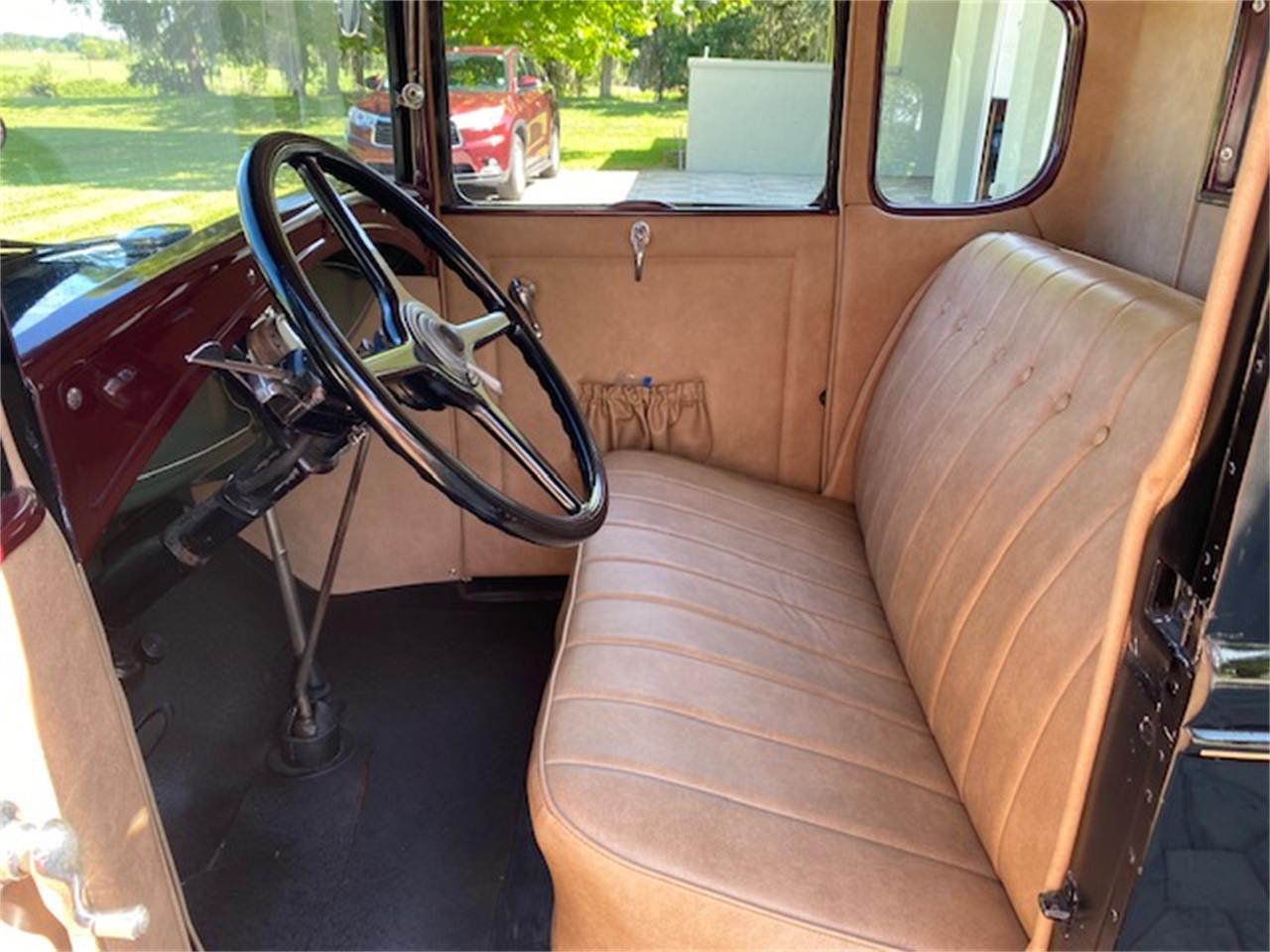 Ford-5-window-coupe-1931-Black-Tan-5