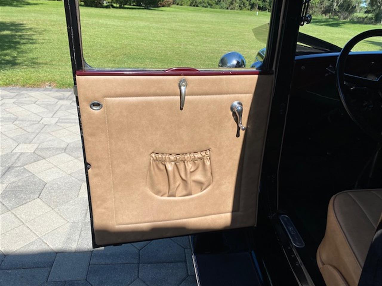 Ford-5-window-coupe-1931-Black-Tan-6