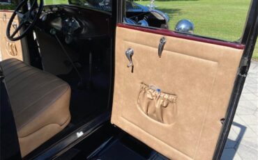 Ford-5-window-coupe-1931-Black-Tan-7