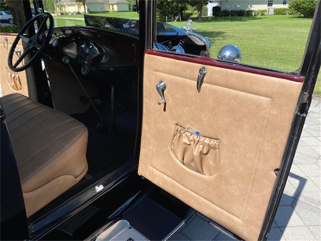 Ford-5-window-coupe-1931-Black-Tan-7