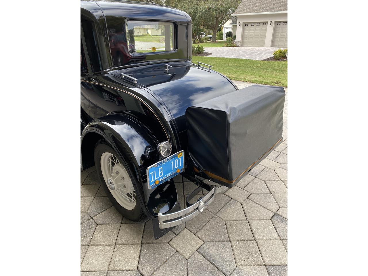 Ford-5-window-coupe-1931-Black-Tan