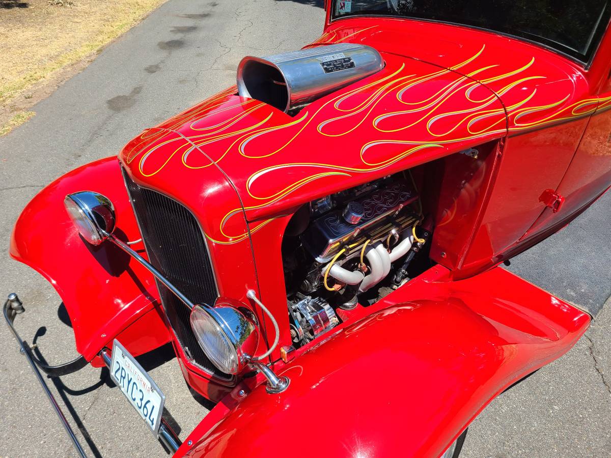 Ford-5-window-coupe-1932-red-13