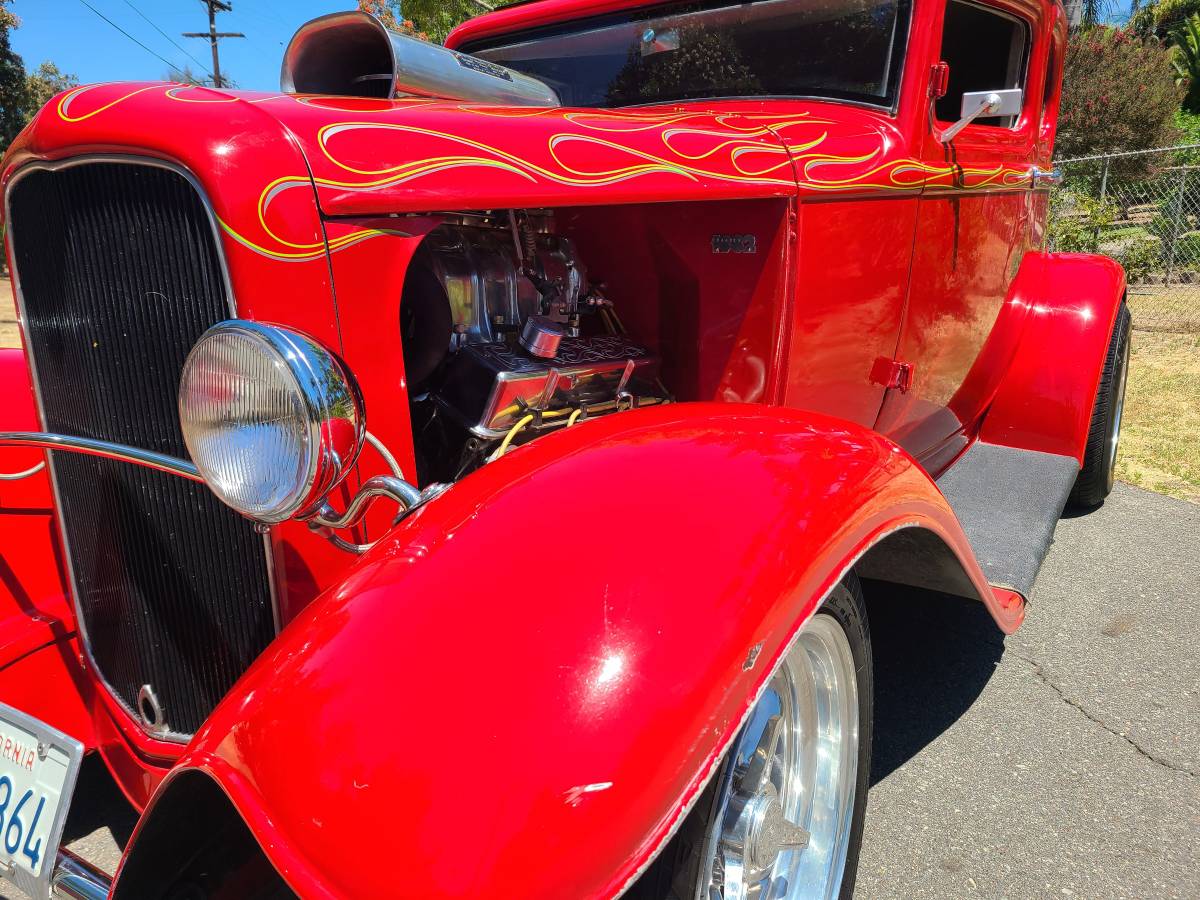Ford-5-window-coupe-1932-red-5