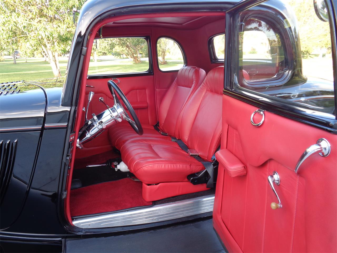 Ford-5-window-coupe-1933-BLACK-RED-10