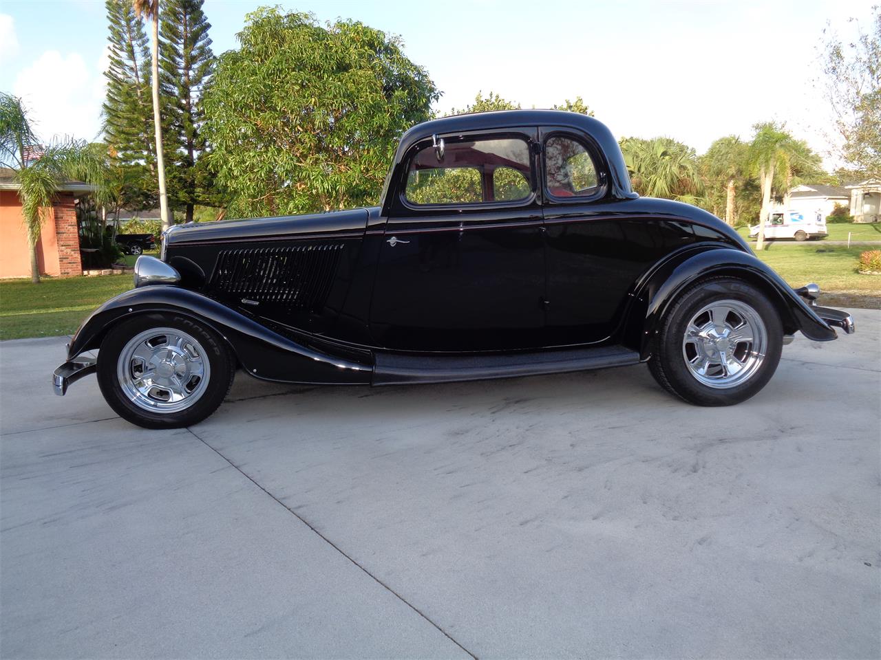 Ford-5-window-coupe-1933-BLACK-RED-11