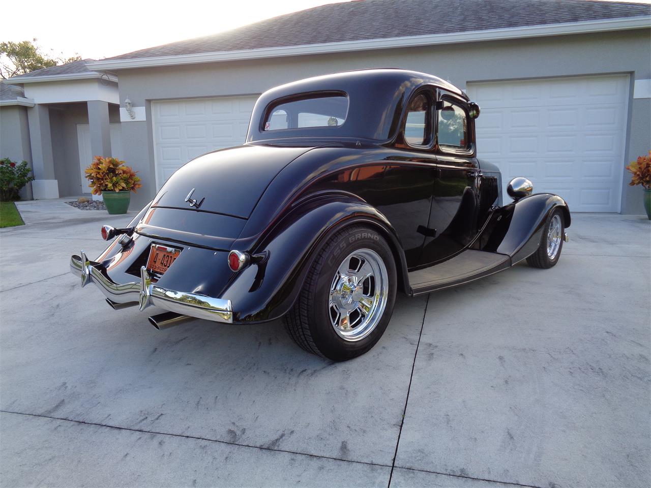 Ford-5-window-coupe-1933-BLACK-RED-14