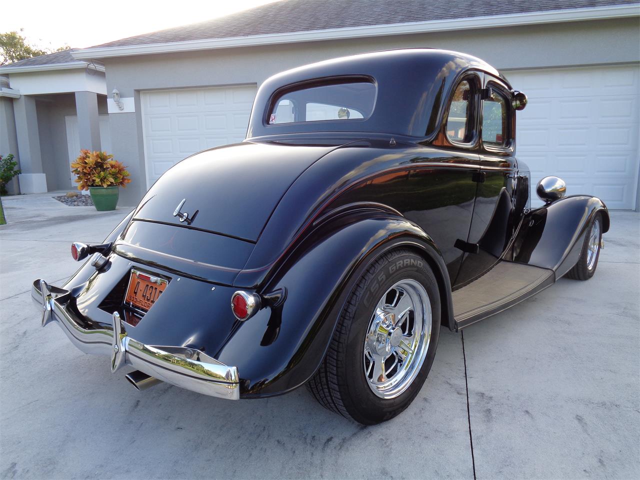 Ford-5-window-coupe-1933-BLACK-RED-15