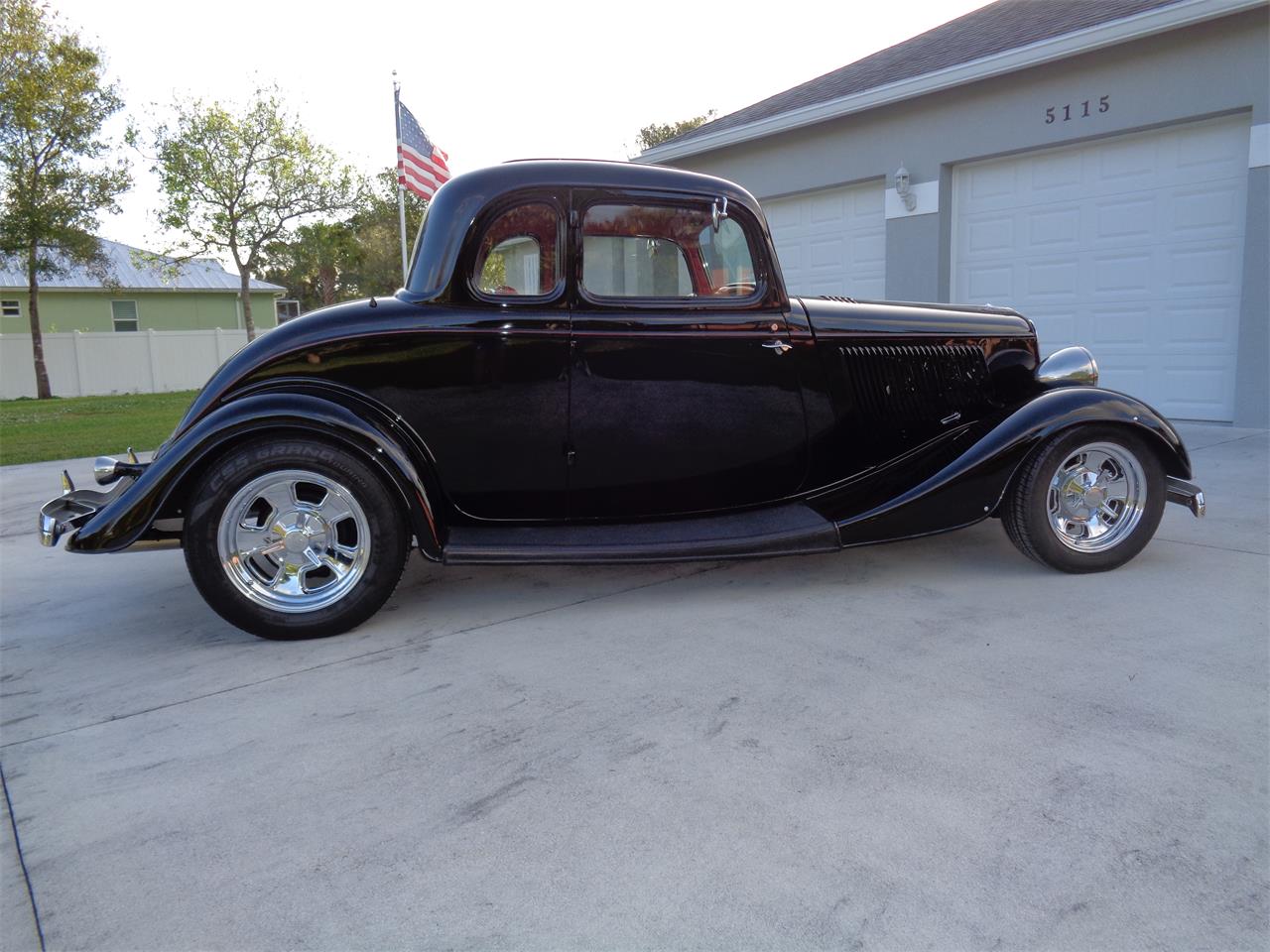 Ford-5-window-coupe-1933-BLACK-RED-16
