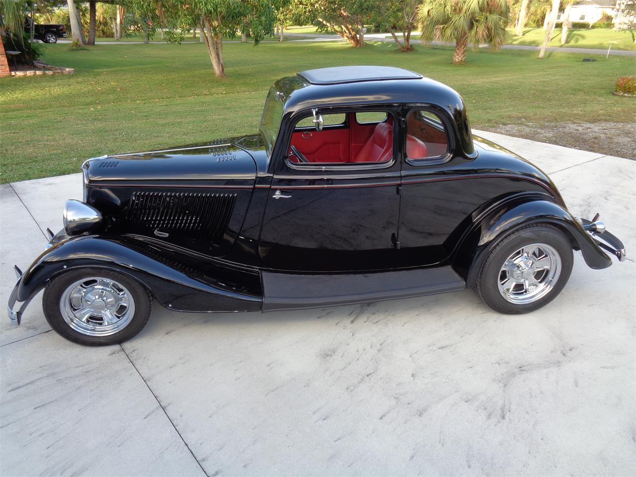 Ford-5-window-coupe-1933-BLACK-RED-17