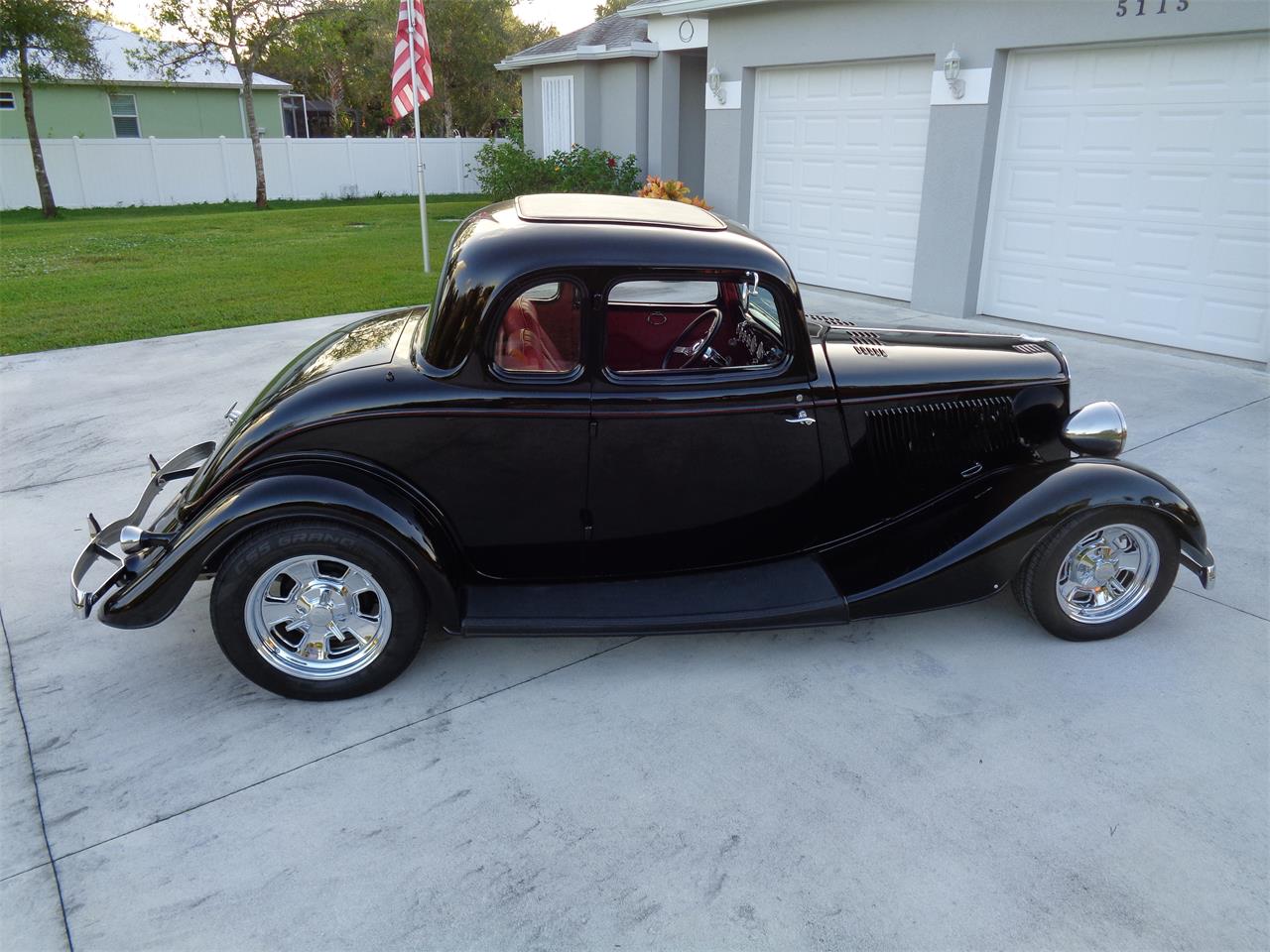 Ford-5-window-coupe-1933-BLACK-RED-19