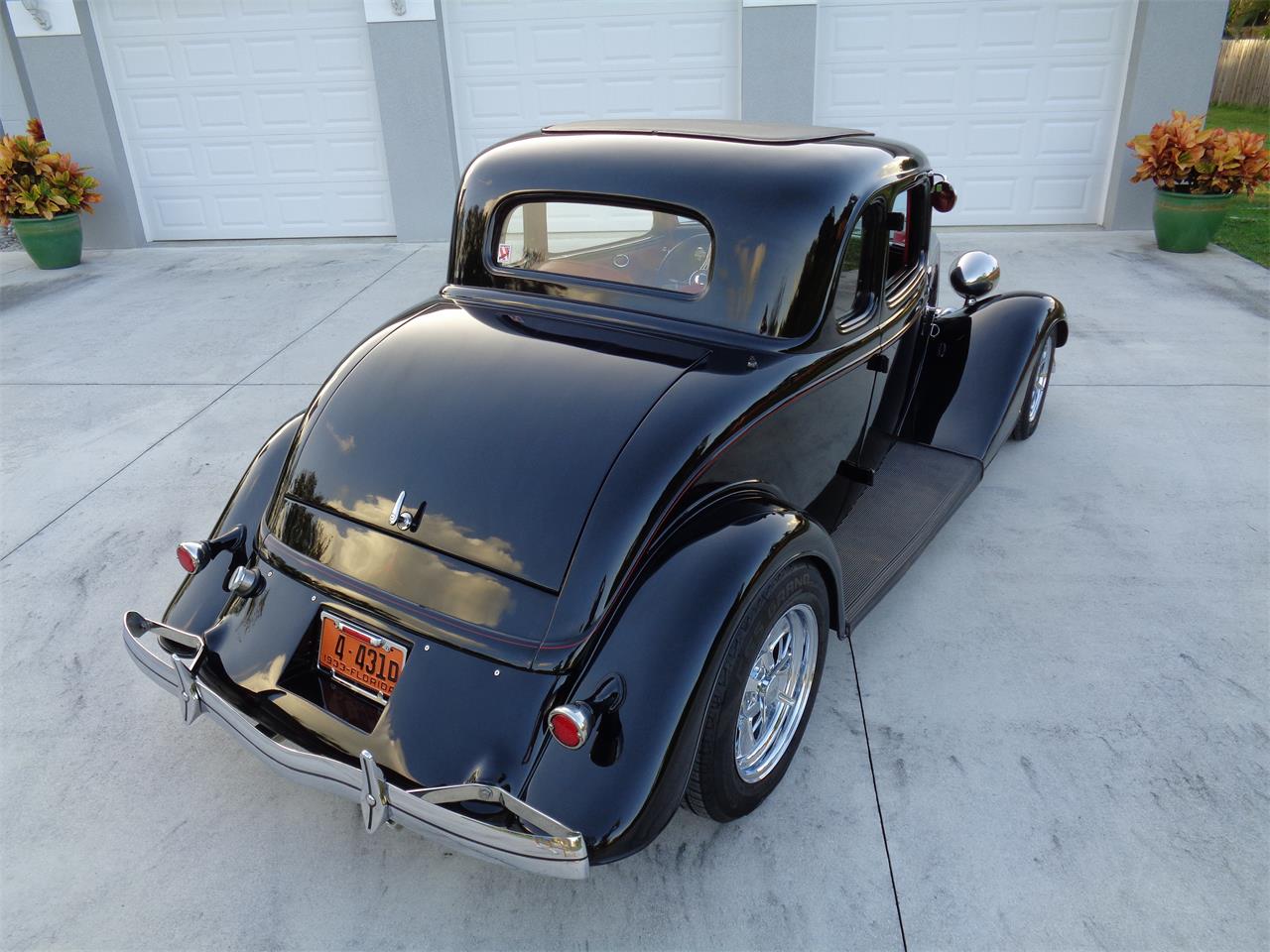 Ford-5-window-coupe-1933-BLACK-RED-20