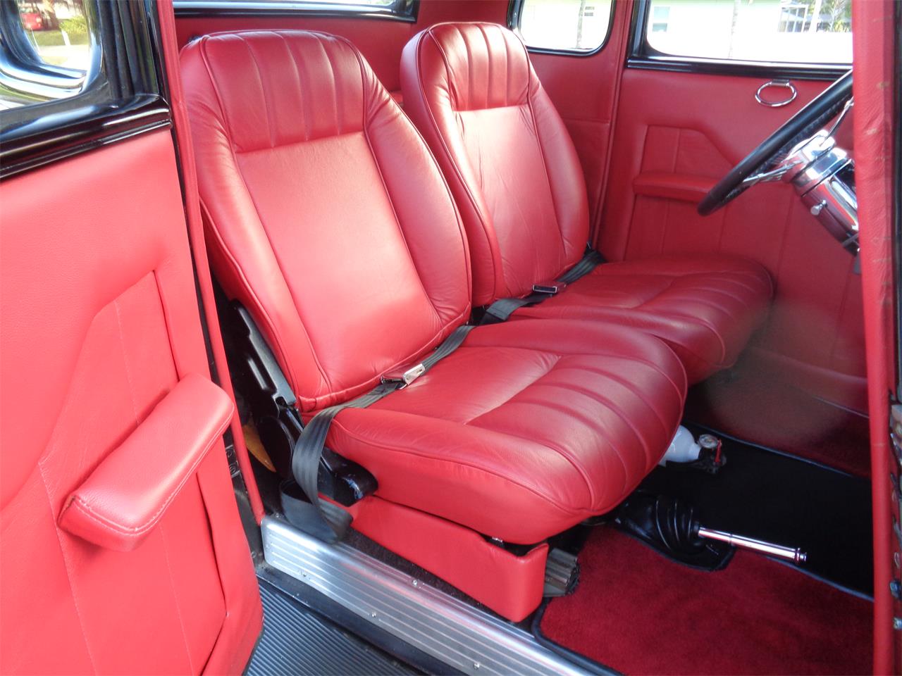 Ford-5-window-coupe-1933-BLACK-RED-31