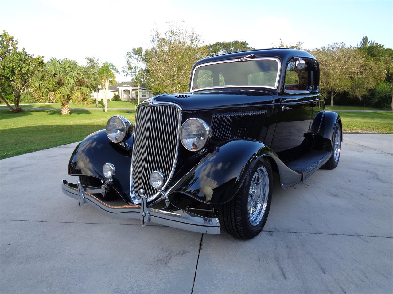 Ford-5-window-coupe-1933-BLACK-RED-32