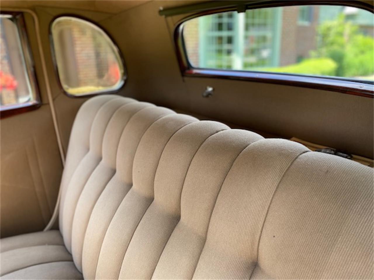 Ford-5-window-coupe-1934-Black-Beige-11