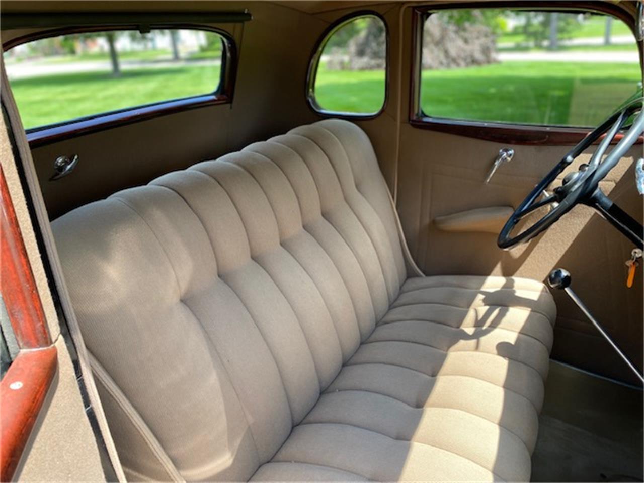 Ford-5-window-coupe-1934-Black-Beige-12