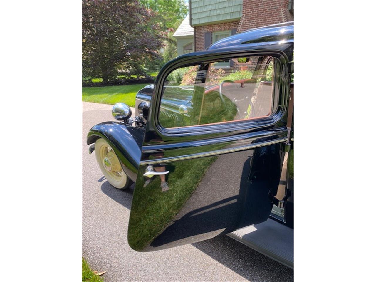 Ford-5-window-coupe-1934-Black-Beige-2