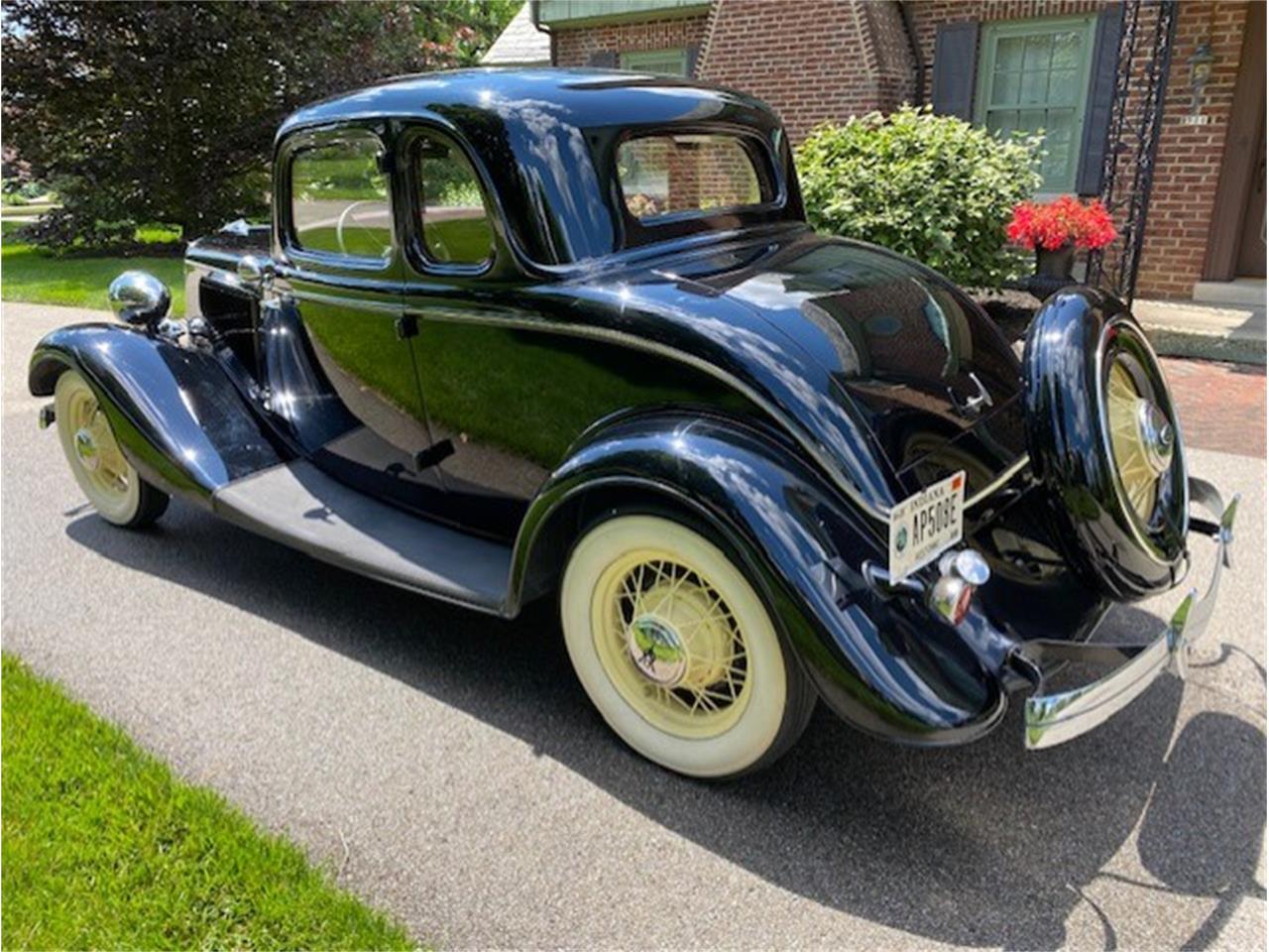 Ford-5-window-coupe-1934-Black-Beige-3
