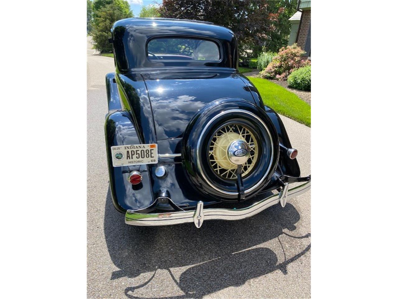 Ford-5-window-coupe-1934-Black-Beige-4
