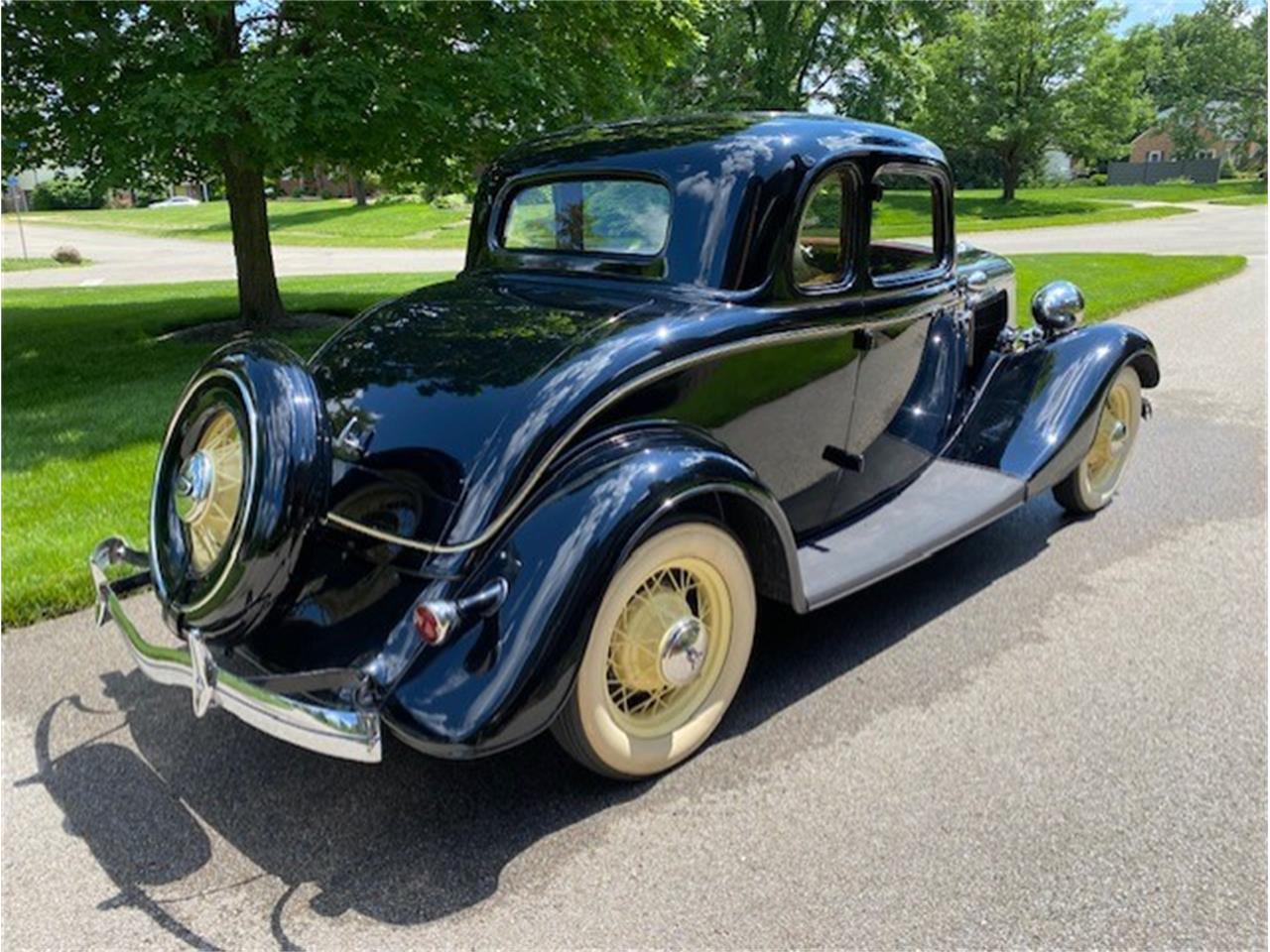 Ford-5-window-coupe-1934-Black-Beige-5