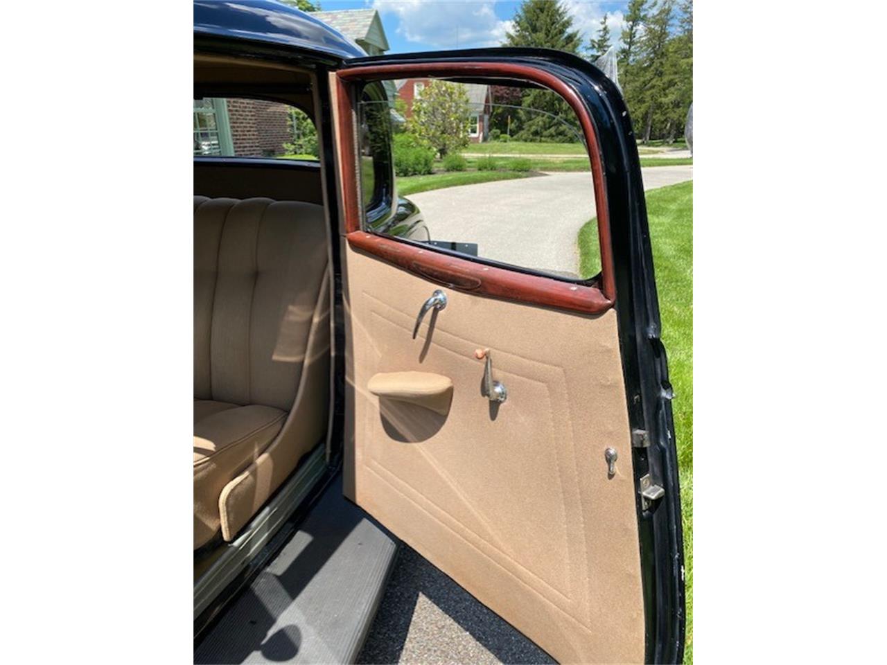 Ford-5-window-coupe-1934-Black-Beige-9