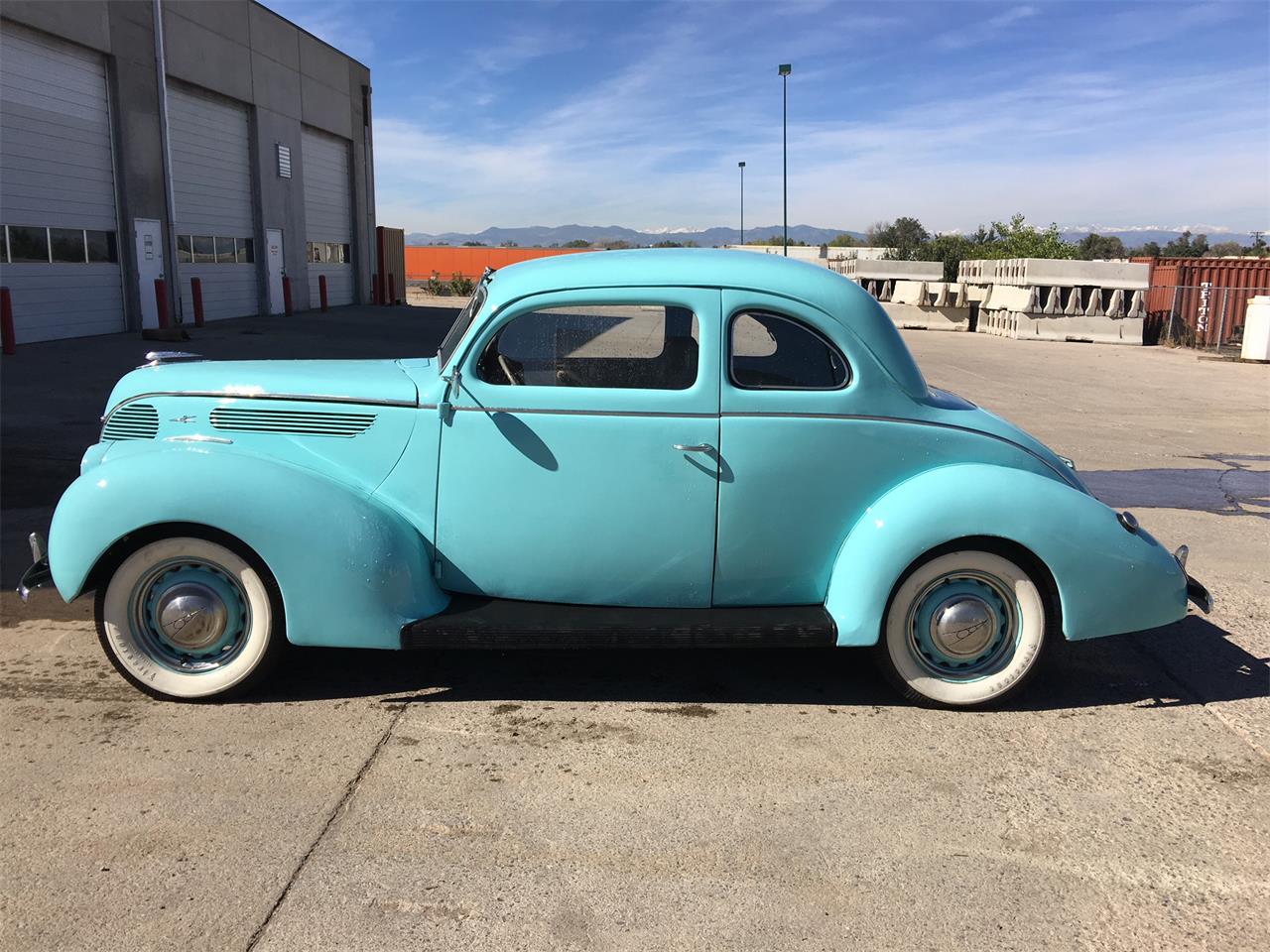 Ford-5-window-coupe-1938-Blue-Tan-2