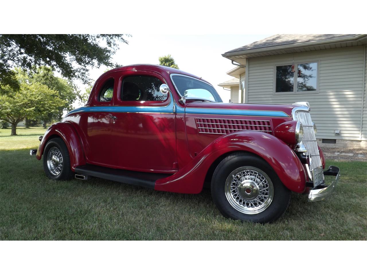 Ford-5-window-deluxe-coupe-1935-redblue-whiteblack-2