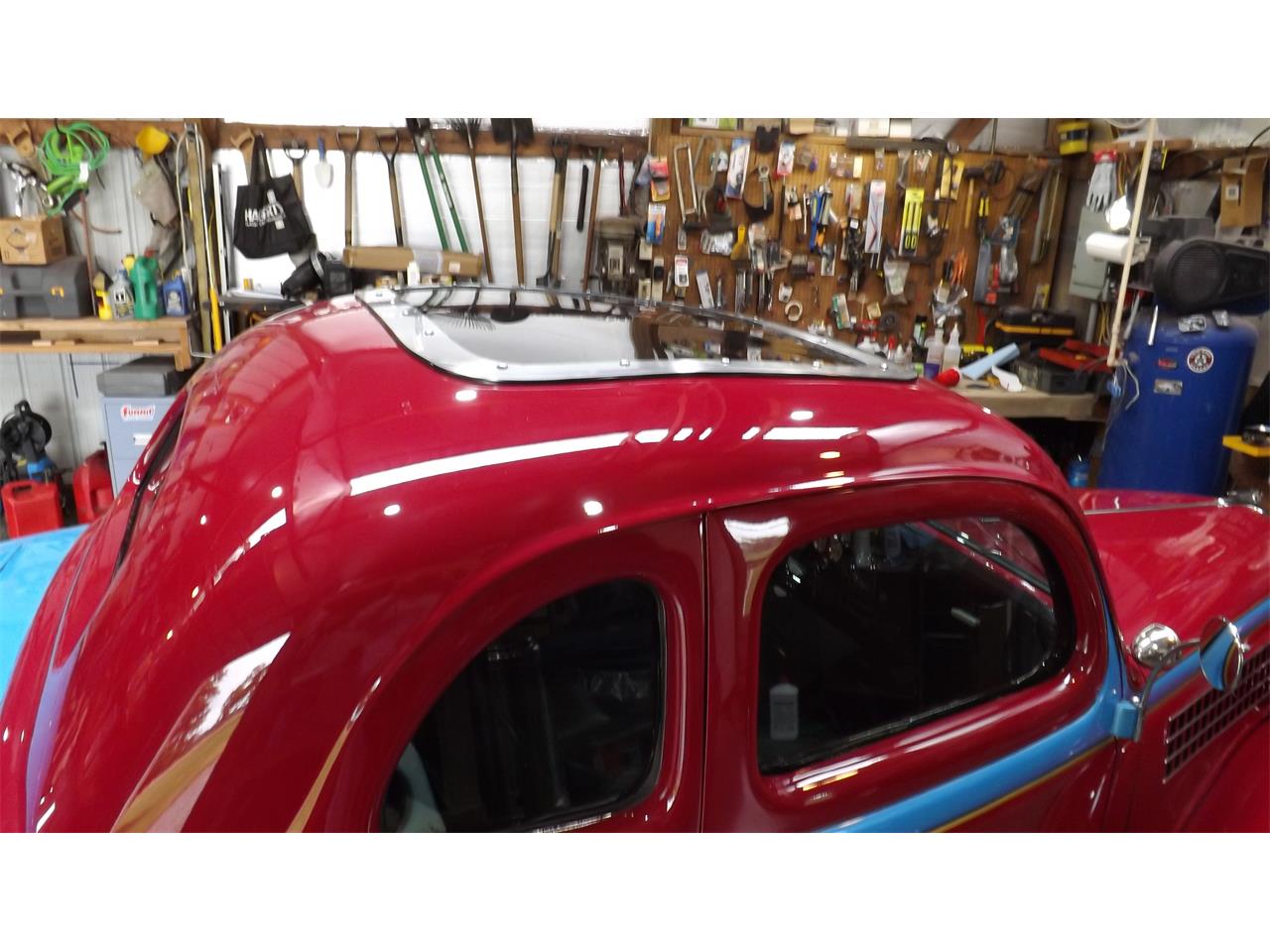 Ford-5-window-deluxe-coupe-1935-redblue-whiteblack-6