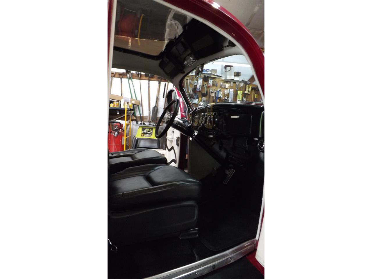 Ford-5-window-deluxe-coupe-1935-redblue-whiteblack-9