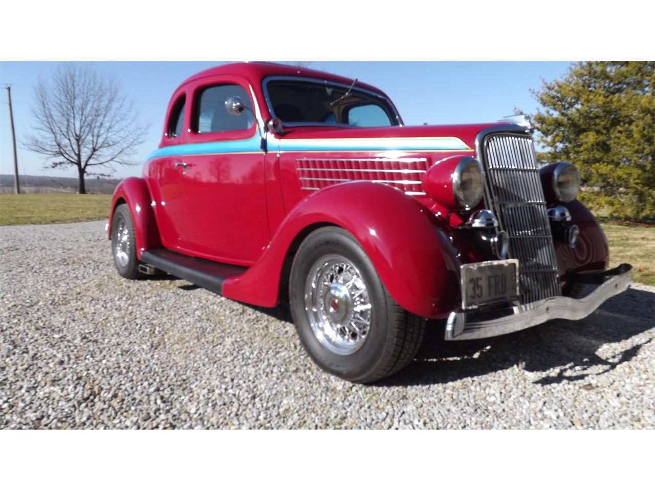 Ford-5-window-deluxe-coupe-1935-redblue-whiteblack