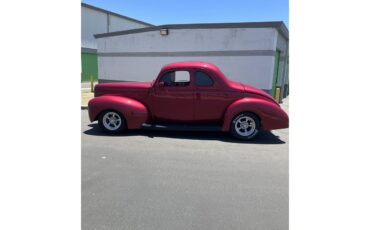 Ford-5-window-deluxe-coupe-1940-Strawberry-Silver-and-strawberr-1