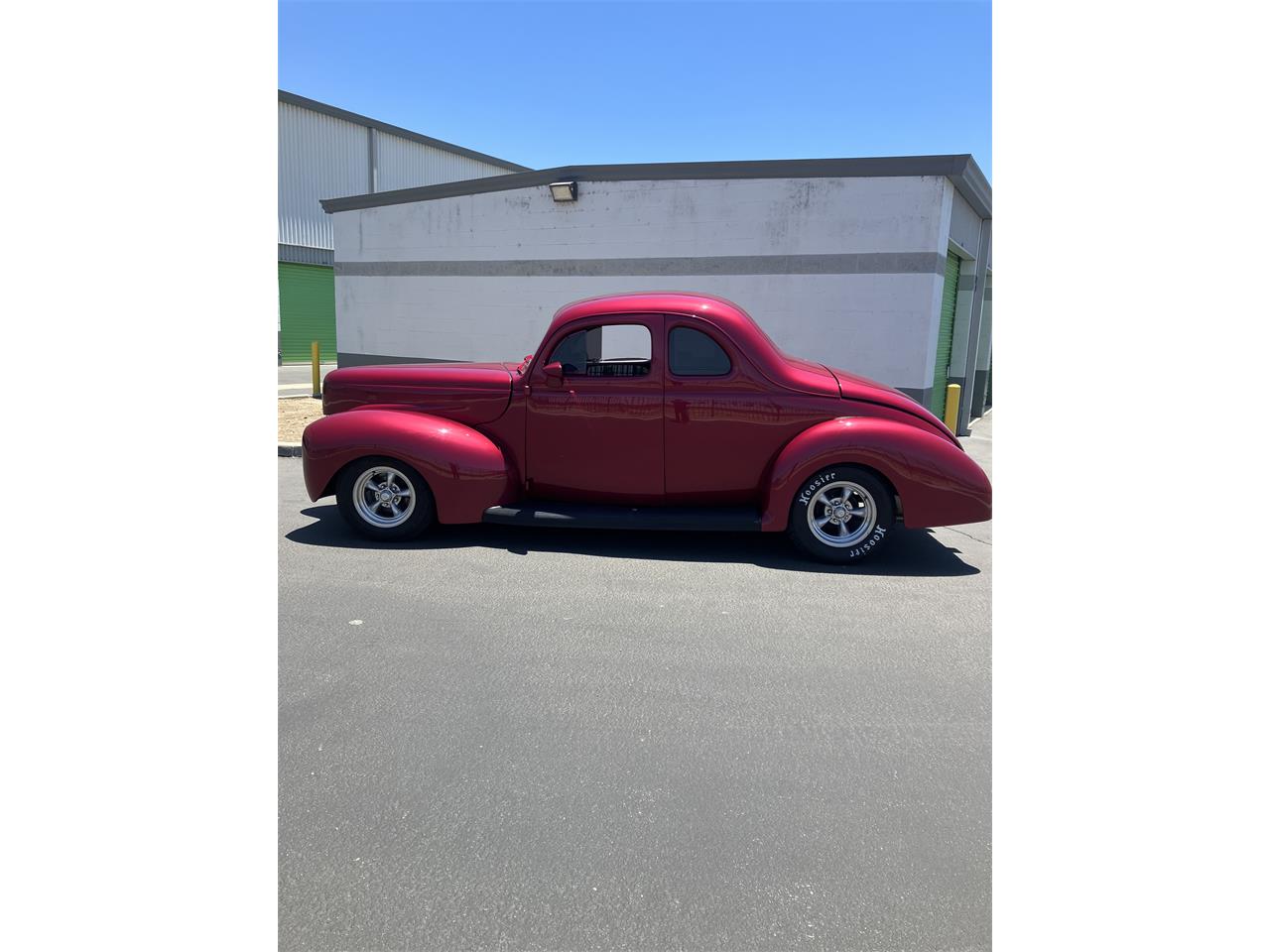 Ford-5-window-deluxe-coupe-1940-Strawberry-Silver-and-strawberr-1