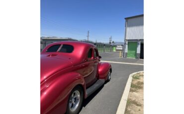 Ford-5-window-deluxe-coupe-1940-Strawberry-Silver-and-strawberr-3