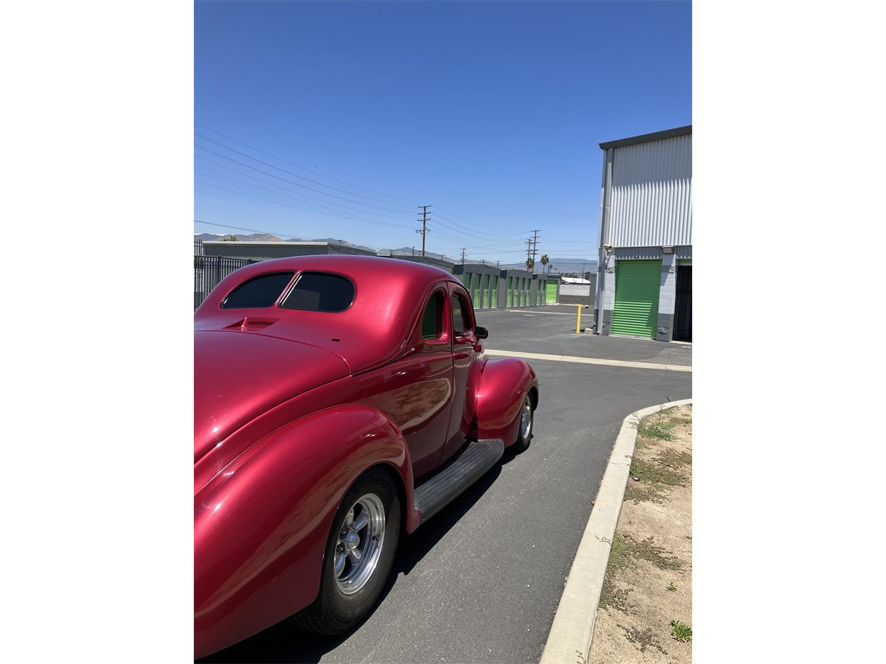 Ford-5-window-deluxe-coupe-1940-Strawberry-Silver-and-strawberr-3