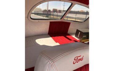 Ford-5-window-deluxe-coupe-1940-Strawberry-Silver-and-strawberr