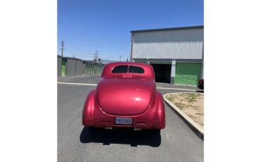 Ford-5-window-deluxe-coupe-1940-Strawberry-Silver-and-strawberr-4