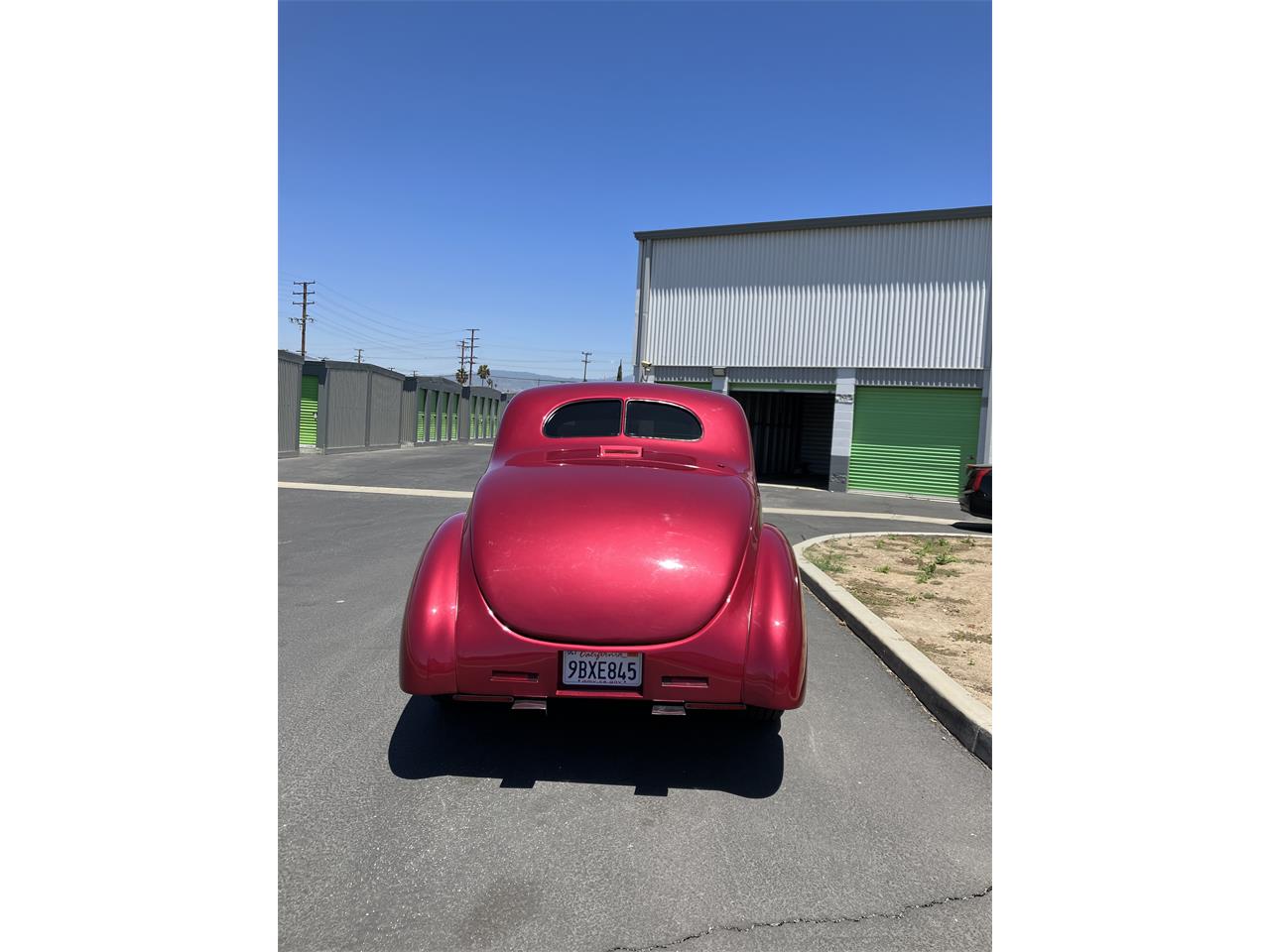 Ford-5-window-deluxe-coupe-1940-Strawberry-Silver-and-strawberr-4