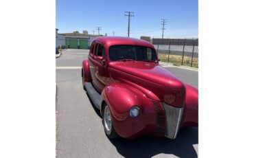 Ford-5-window-deluxe-coupe-1940-Strawberry-Silver-and-strawberr-5