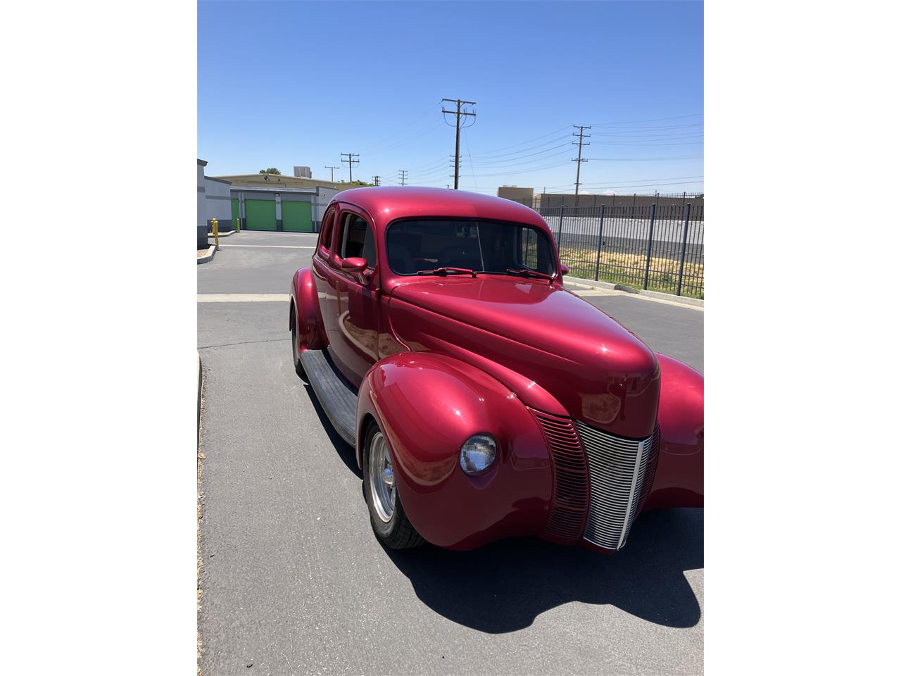 Ford-5-window-deluxe-coupe-1940-Strawberry-Silver-and-strawberr-5