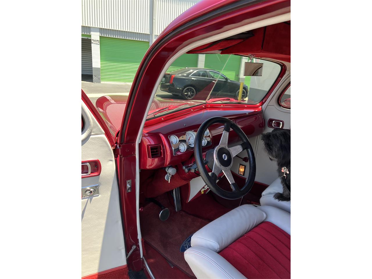 Ford-5-window-deluxe-coupe-1940-Strawberry-Silver-and-strawberr-6