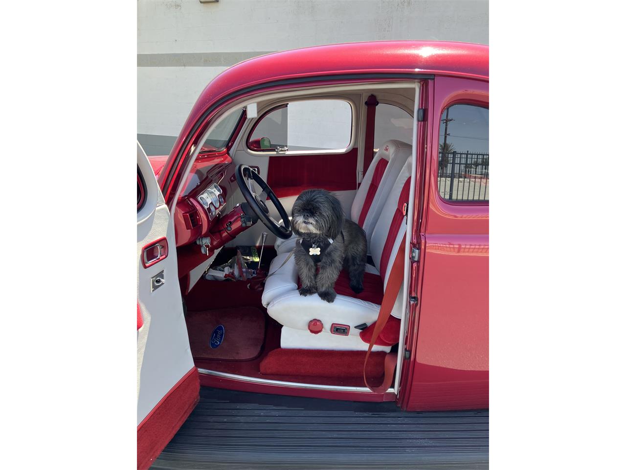 Ford-5-window-deluxe-coupe-1940-Strawberry-Silver-and-strawberr-8