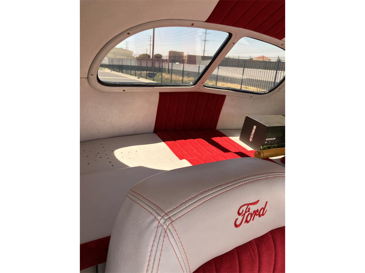 Ford-5-window-deluxe-coupe-1940-Strawberry-Silver-and-strawberr