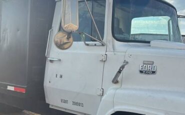 Ford-700-diesel-1985-white-1