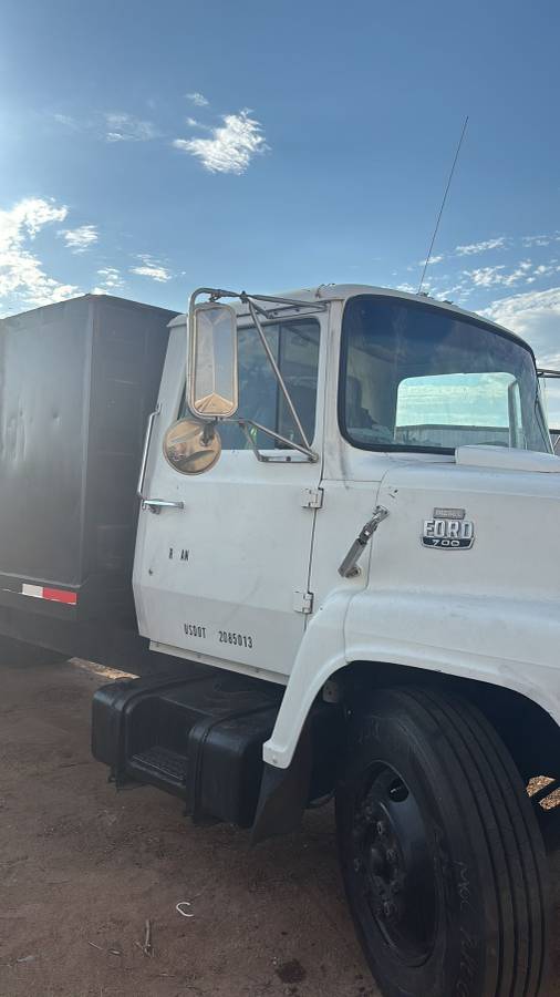 Ford-700-diesel-1985-white-1
