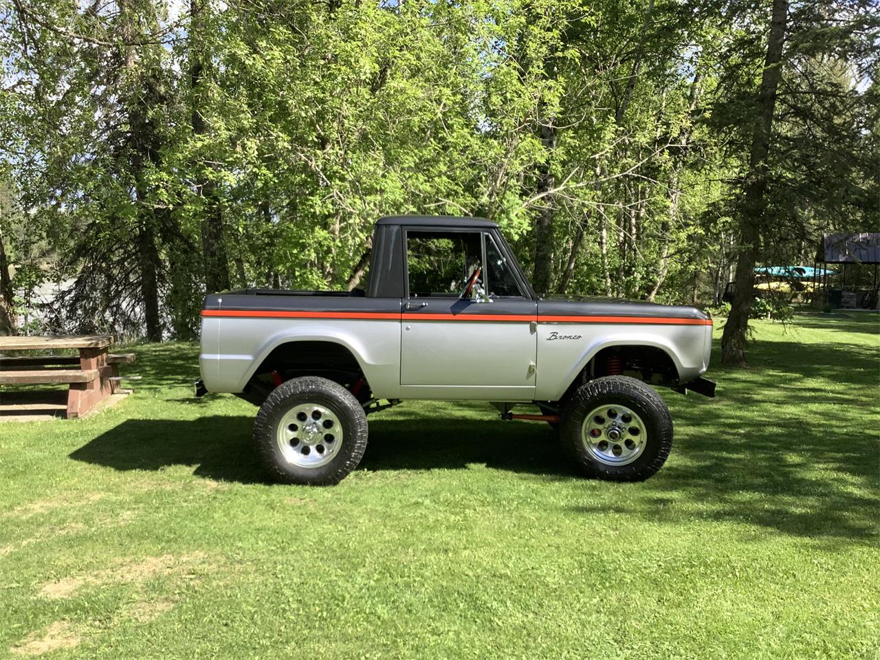 Ford-Bronco-1966-Black-17