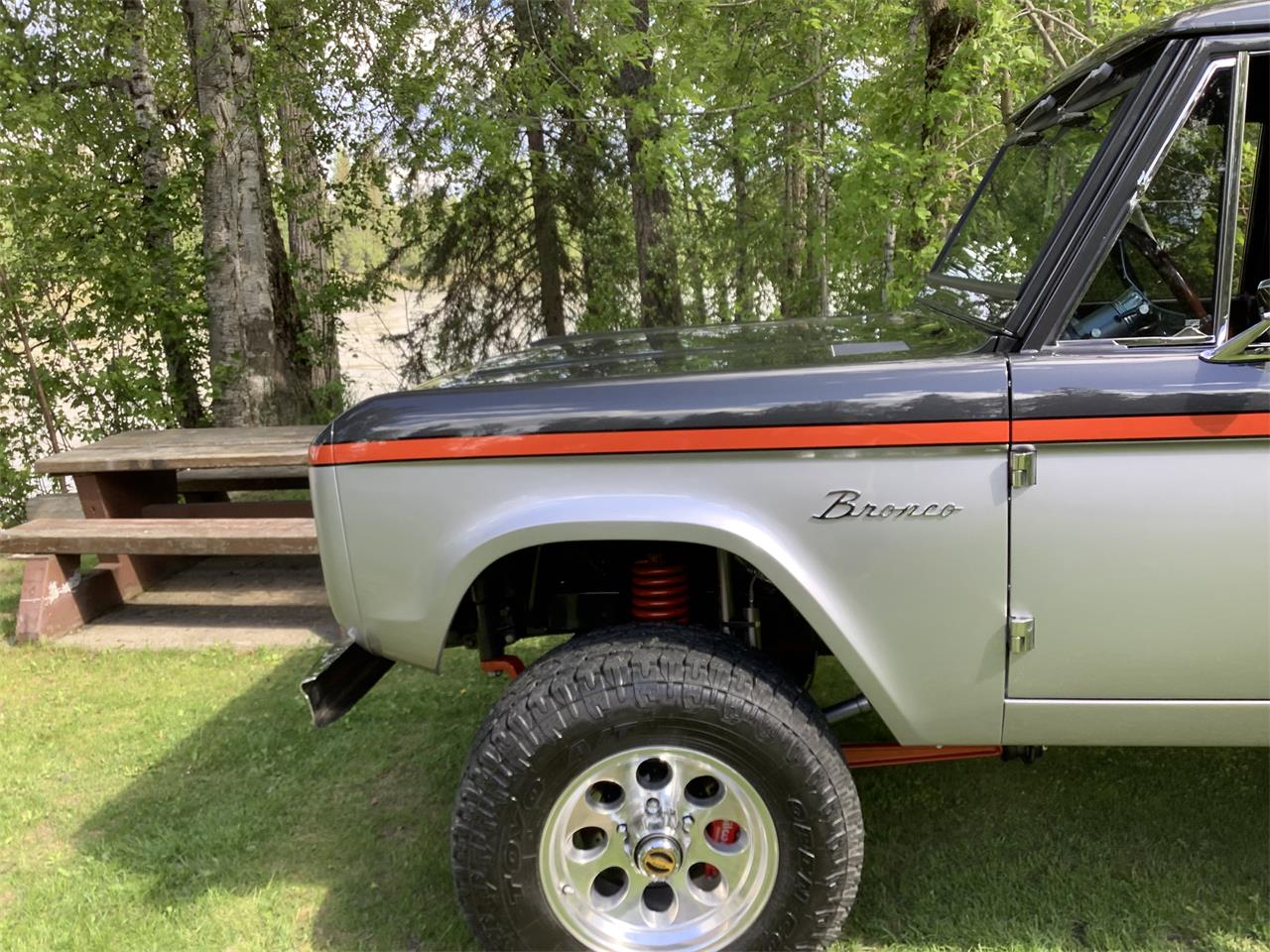 Ford-Bronco-1966-Black-24