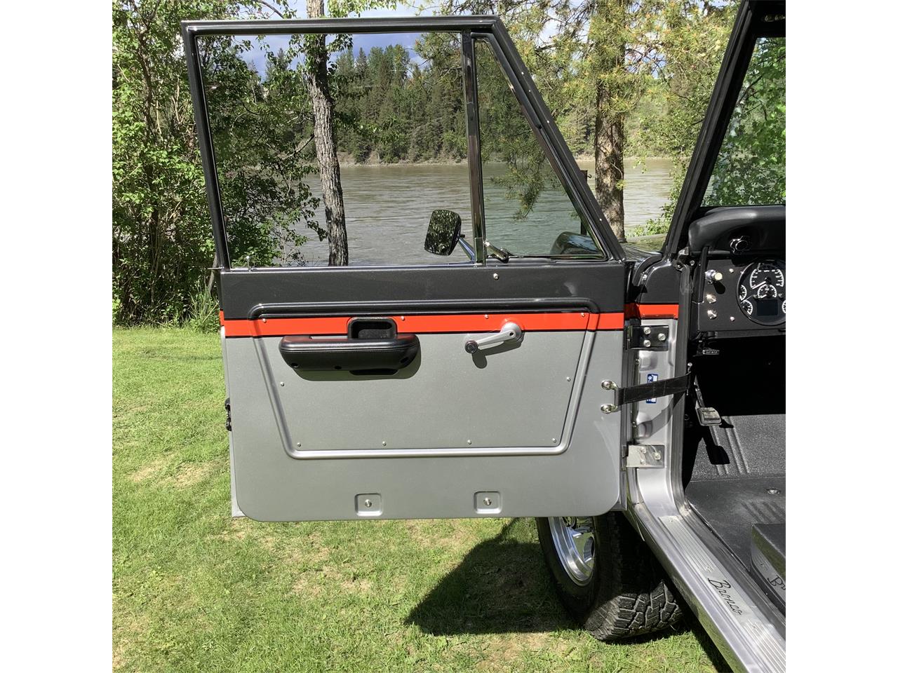 Ford-Bronco-1966-Black-27