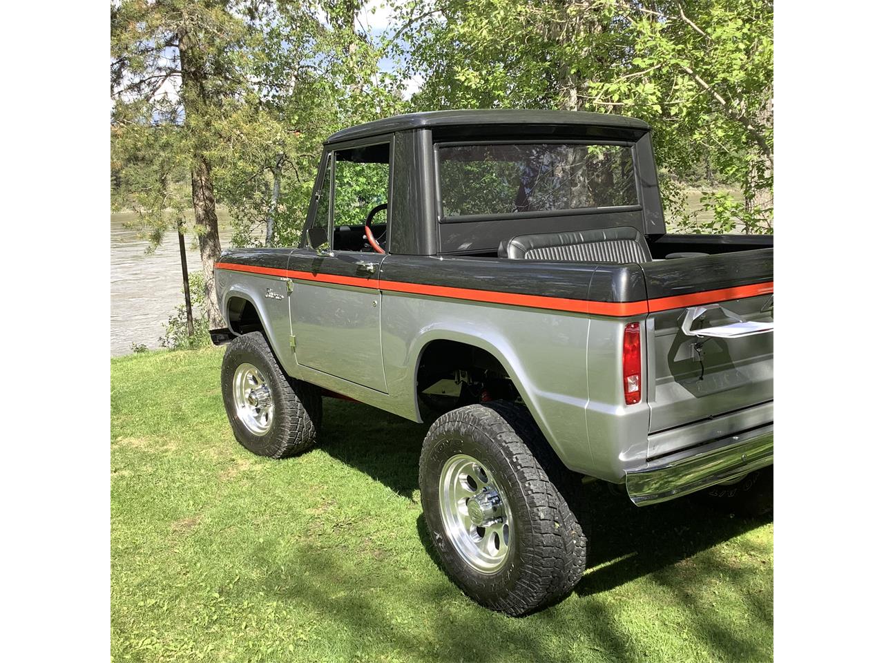 Ford-Bronco-1966-Black-6