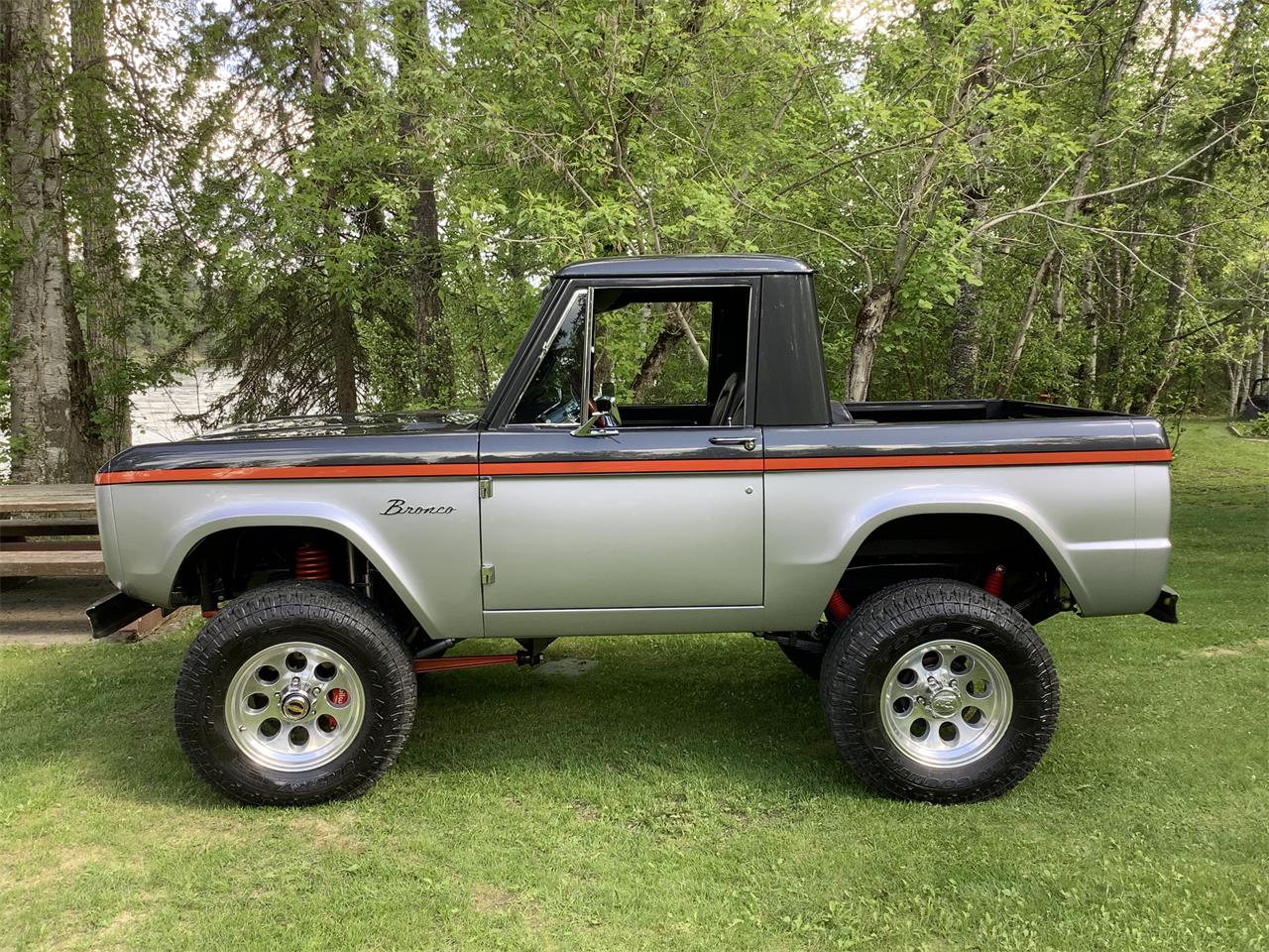 Ford-Bronco-1966-Black-8