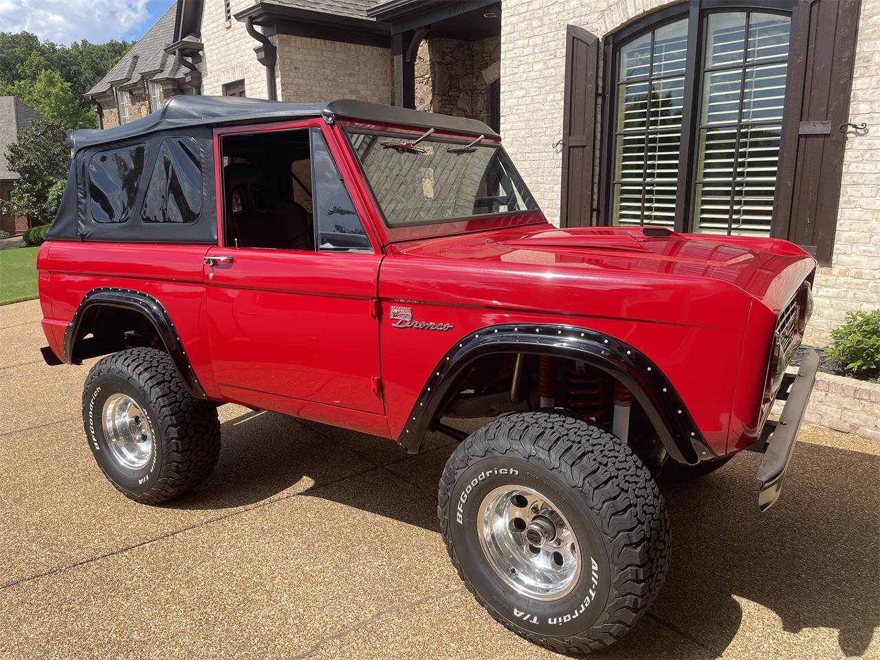 Ford-Bronco-1966-Ford-Red-Black-9
